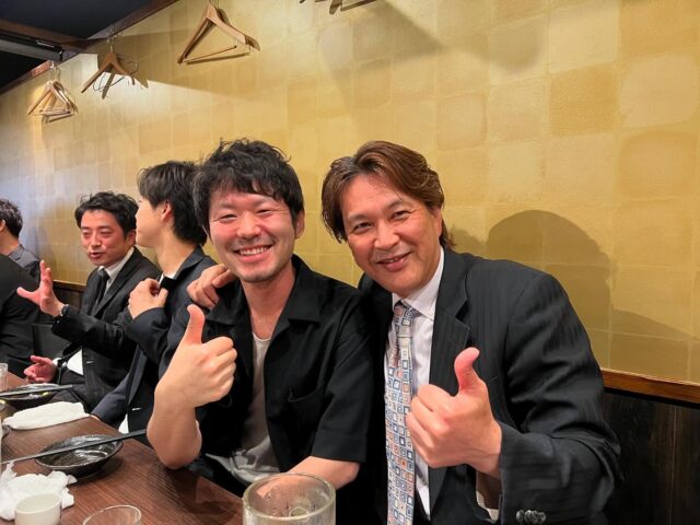 \歯周形成外科セミナー受講しました/
.
こんにちは！
院長の勝沼です
投稿ご無沙汰しておりました
.
本日はセミナー参加して参りました！
今回は歯周形成外科という分野のセミナーです
.
私今まで様々なセミナーを受講して来ました
そこでいつもぶち当たる壁は
自分が学んだ事をスタッフに100%伝えきれない
という事でした
.
歯科医療はチーム医療です
歯科医師の私1人の力では何も成し遂げられない
だからこそ学びの輪を拡げていく必要がある
..
そして今回
医院のスタッフ3名と共にセミナー参加する事ができました！
.
休日にも関わらず参加してくれたスタッフには感謝しかありません。
.
わたくし達に出来る最善を常に更新して参りたいと思っております。
まだまだ伸び代しか無い！
.
懇親会ではありがたいことにセミナー講師陣のbossである青井先生と隣の席になりお写真も撮っていただきました！
.
本日は第1回目でしたが残り２回のコースもとても楽しみです😊
.
学んだ事を患者さんに還元出来るようこれからも切磋琢磨して参ります！