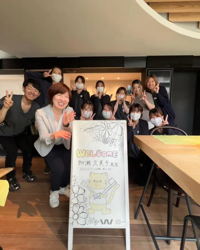 \ペリオドントロジー研修会/
.
真夏のような日が続いていますね！🍉
さて本日は午前中診療をお休みさせていただいて
第３回目の院内研修会でした！
.
本日のテーマはペリオドントロジー
歯周病学について学びました！
.
８割の人が掛かっている病気だけど
ほとんどの人は自分は残りの２割だと思っている
.
という言葉が印象的でした
.
歯周病治療は99%は患者さん自身で治すもの
私達に出来ることは残りの1%
たったの1%？と思うかもしれませんが
そこが欠けていても治す事が難しい病気です
.
まず私達にできる事は
歯周病についての原理原則を患者さんに伝えて
改善するための提案をする事
.
一言で治すと言っても
考えなければならない事が山程あります
.
1人でも多くの患者さんを救えるよう
医院一丸となって勉強して参ります
.
加瀬先生本日もありがとうございました😊
.
当院では現在勤務Dr募集中です！
ご興味のある方はご連絡お待ちしております♪
.
#ペリオドントロジー
#歯科衛生士
#dentalhygenist
#歯科医師
#dentist